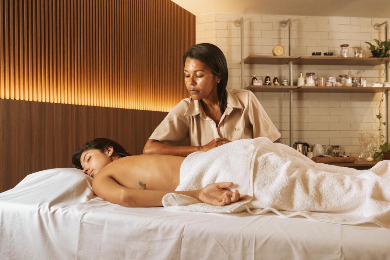 Ba'Ra Hotel João Pessoa 外观 照片 A massage therapist treating a patient